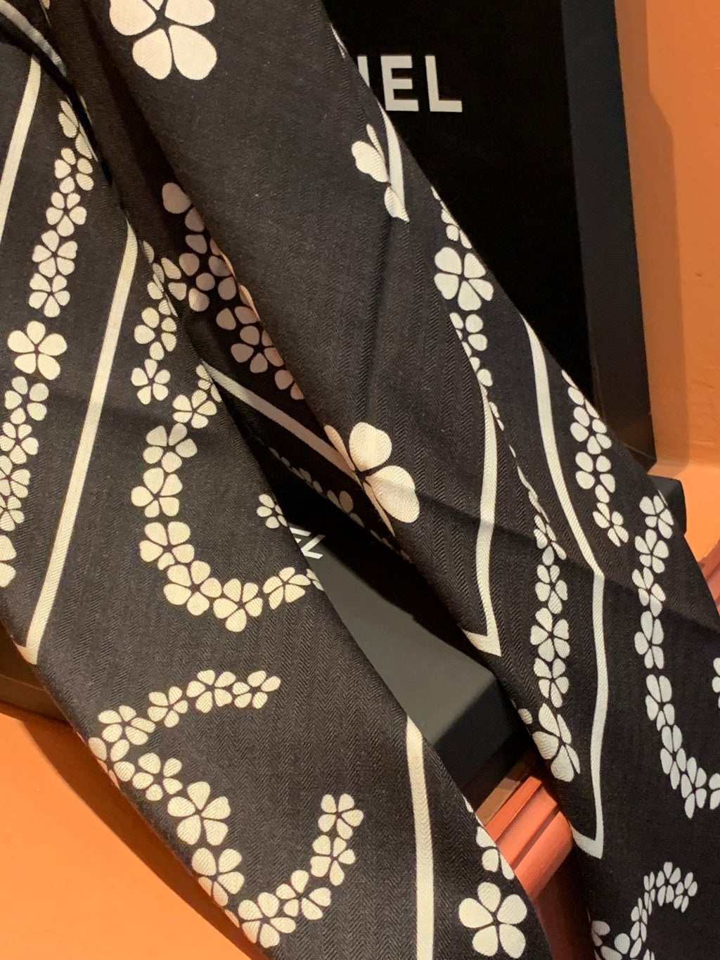 CHANEL 25S SCARF 135 CM IN CASHMERE SILK 943686