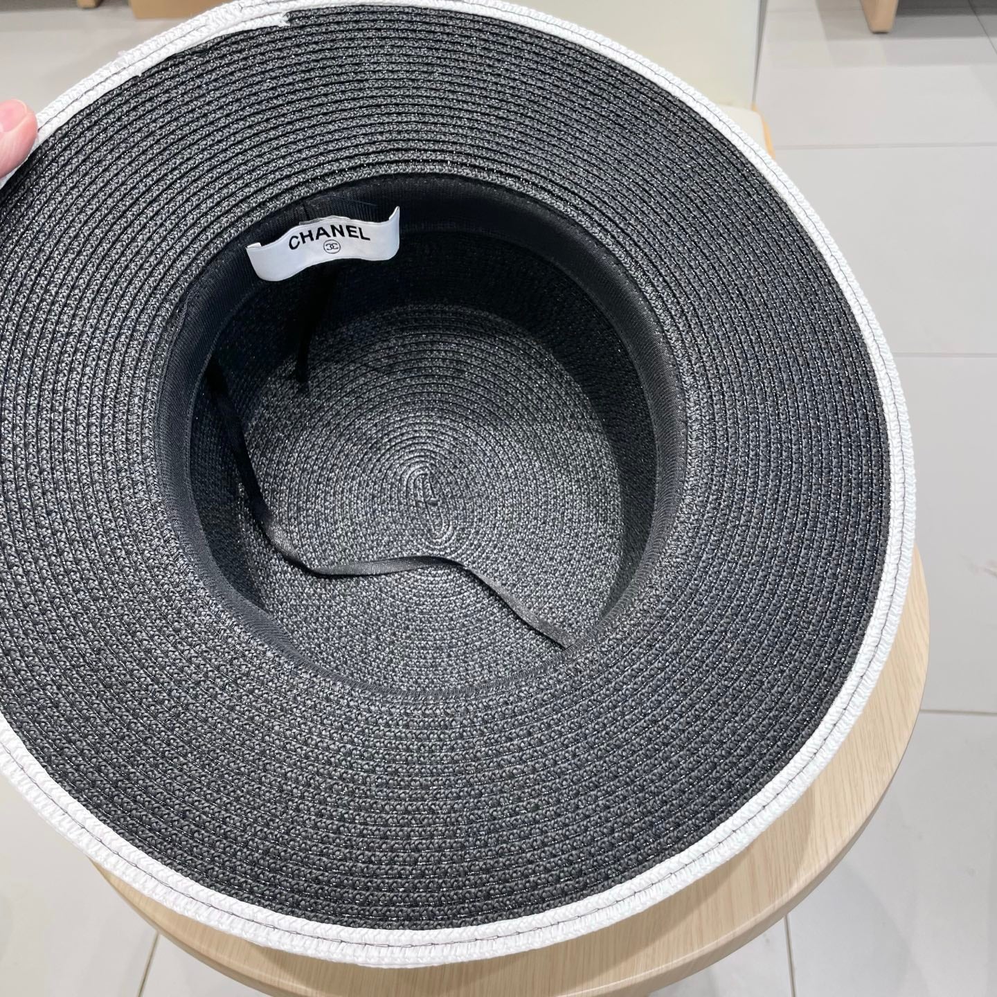 CHANEL FLAT STRAW HAT BLACK 672722